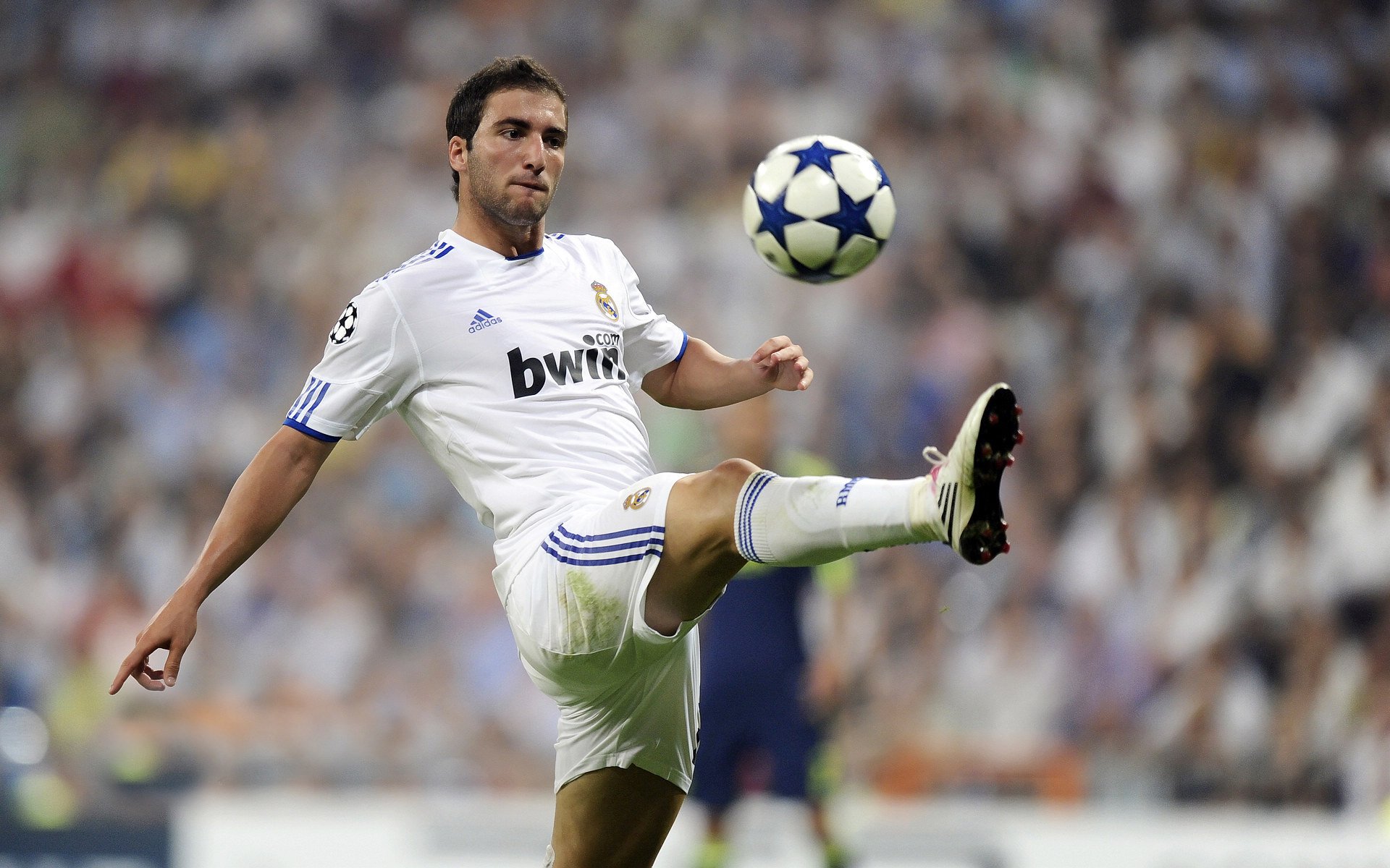 “暗藏玄机：战术布局决定天平的关键时刻”，战术布局图